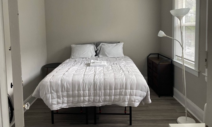 Little Italy House | Private Little Italy Room near University Hospital + CWRU