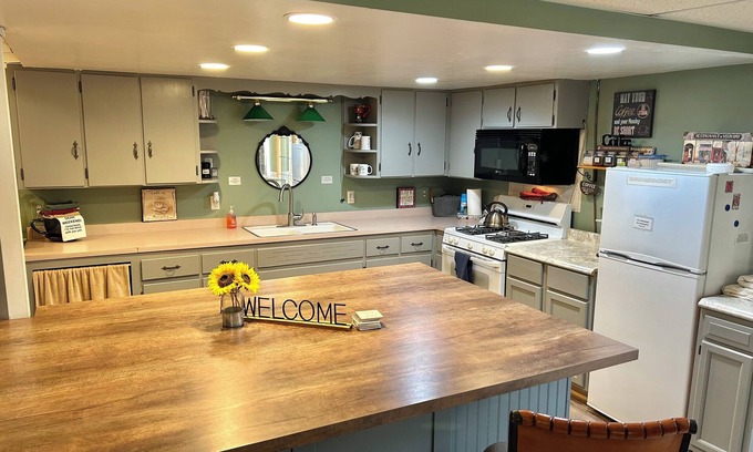 Marseilles Apartment | Private Lower Apt & Short Term Stay-Dog Friendly!