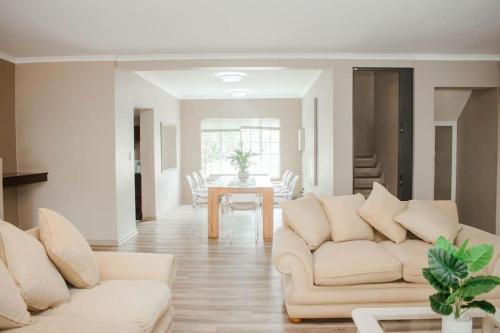 Bloemfontein Villa | Private luxurious 3 bedroom complete house