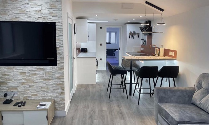 Hamworthy Apartment | Private Luxury By The Sea, With A Personal Gym, Hot Tub, And Free Parking!