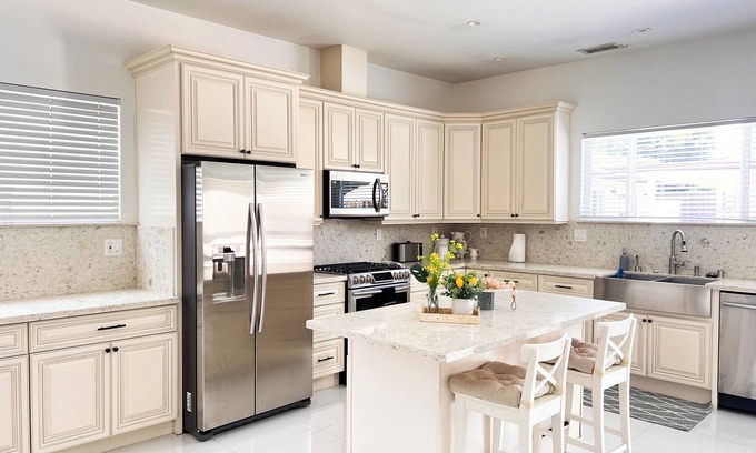 Tarzana Hotel | Private Luxury Home w/5 Beds and Large Backyard