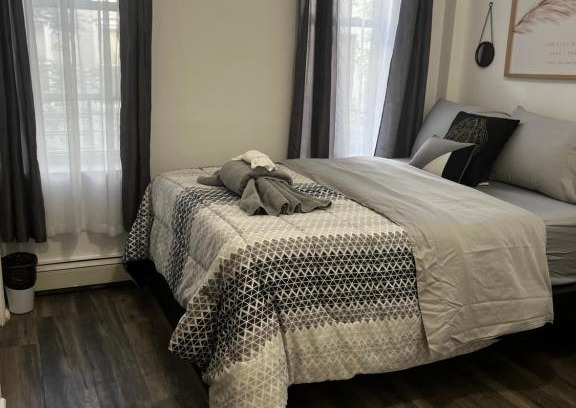 Brownsville House | Private Luxury Room 1