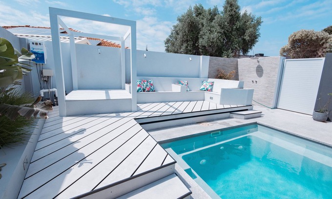 Mindarie House | Private Mindarie Retreat with Garden Views, walking distance to Marina & Shops