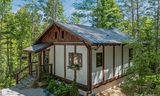 Mars Hill House | Private Modern Highlands Cottage