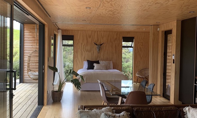 Raglan House | Private, modern. Native bush, near the beach.