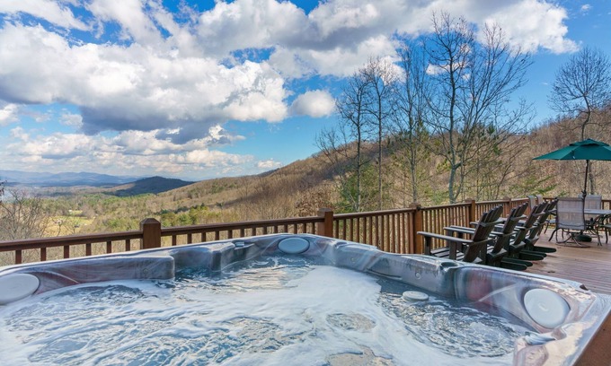 Murphy Cabin | Private Mountain Cabin Retreat 1.5 acres, Amazing Views, Hot Tub, STARLINK Wifi