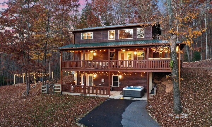 Blairsville Cabin | Private Mountain Getaway - Movie Theater - Hot Tub