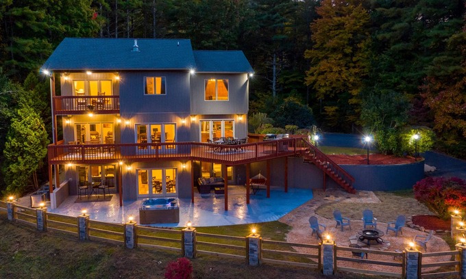 Murphy House | Private Mtn Home with views, Hot Tub, 3 Fireplaces, Steam Shower, Pizza Oven