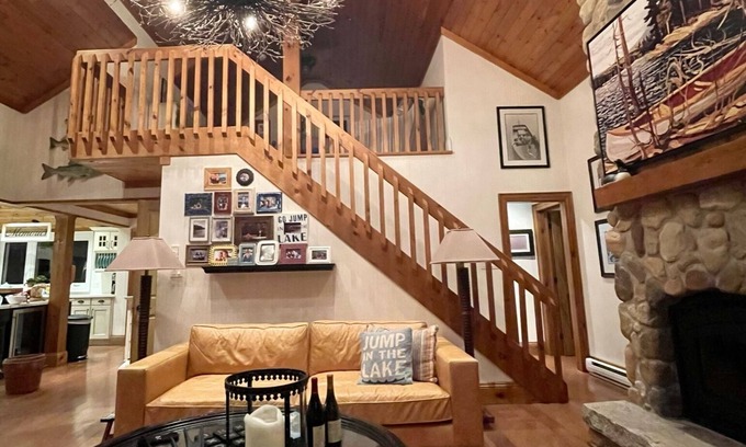 Utterson Cottage | Private Muskoka Island Getaway 6 BR on Skeleton Lake New Boathouse and Fast WiFi