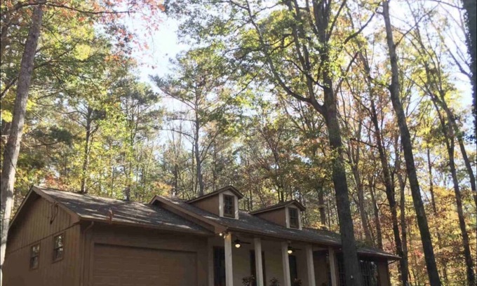 Lawrenceville Cabin | Private & Nature-packed Cabin in Gwinnett, ATL < 30mi. 65” Samsung 4K TV.