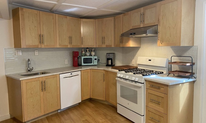 Cordova Bay House | Private nature retreat, pet friendly and excellent location!
