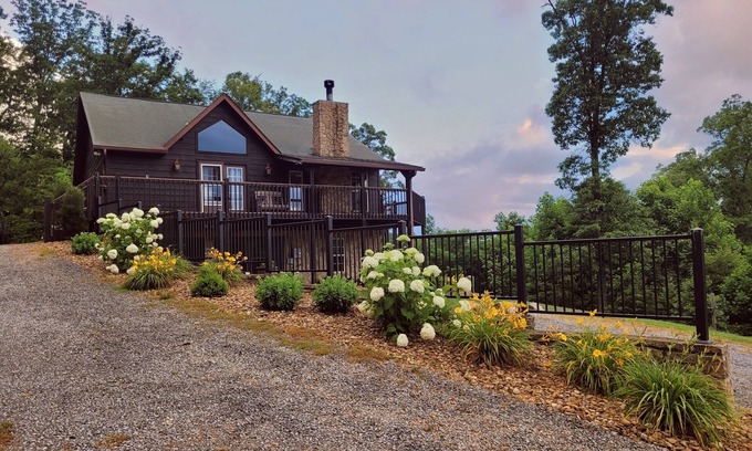 Gatlinburg - Pigeon Forge Ski Chalet | Private & Peaceful, Family Friendly, Great Views, Clean and Cared for Chalet!