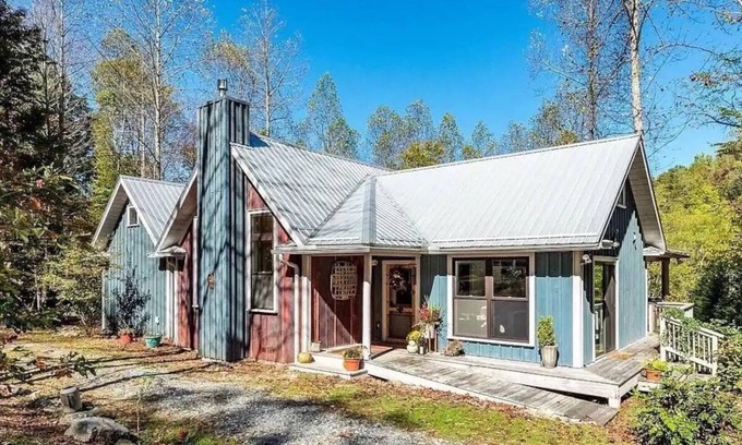 Marshall House | Private, Perfect Paradise. Artists' touches w/HOT TUB!