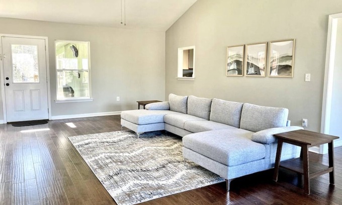 Lynn House | Private Pet friendly 5 bedroom home — 30 minutes to TIEC — Mountain Views!