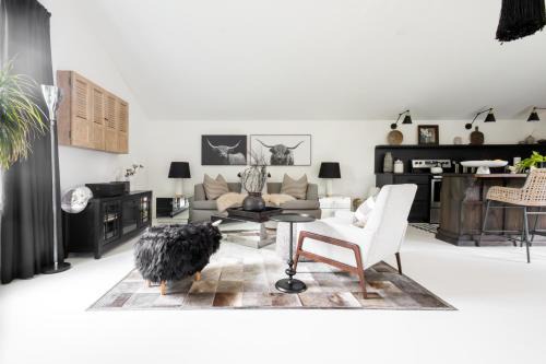 Downtown Hotel | Private Pet-friendly Secret Garden Loft Oasis