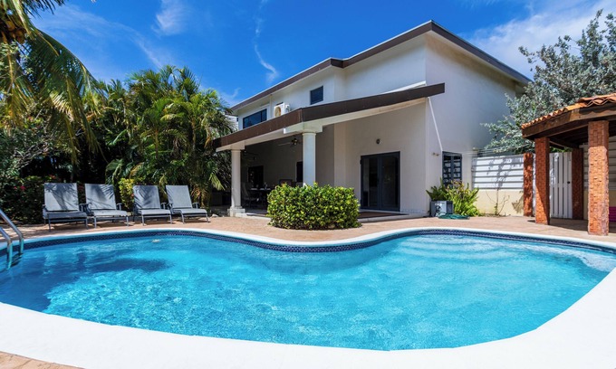 Koyari House | Private Pool * BBQ * 1 mi to Palm Beach!