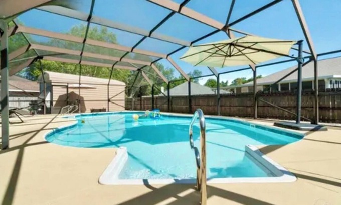 Milton House | Private Pool-Fish Cleaning Station- Convenient Location to the Beaches