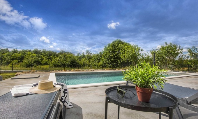 Ripenda Verbanci Apartment | Private Pool with Relaxing Nature View - Apt Mirna