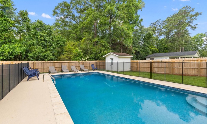 Lincolnville House | Private Pool~King Beds~Fire Pit~Sunroom~Near Charleston