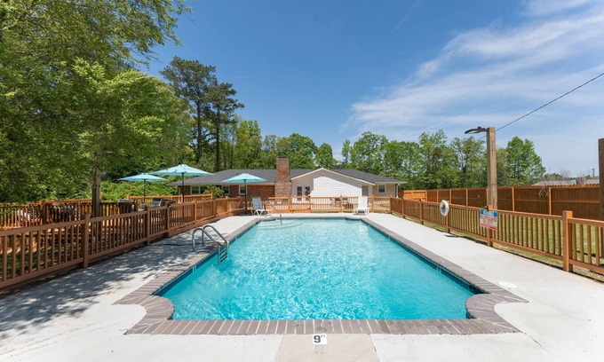 Riverdale House | Private pool Sleep12 Stylish Ranch Min from airport