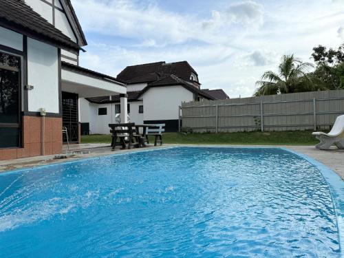 Alor Gajah Villa | Private Pool Villa Lot 872 - Fong Homestay