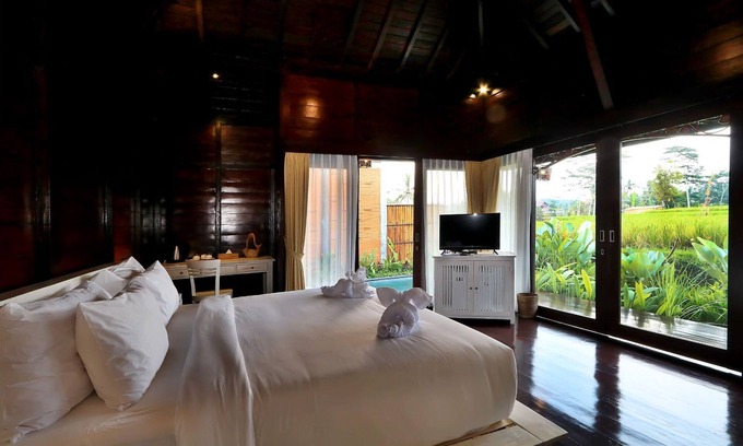 Kenderan Villa | Private Pool Villa overlooking to Rice Field