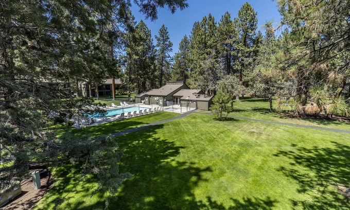 Sisters Condo | Private, Quiet 2 Bedroom Condo w/Pool & Hot Tub