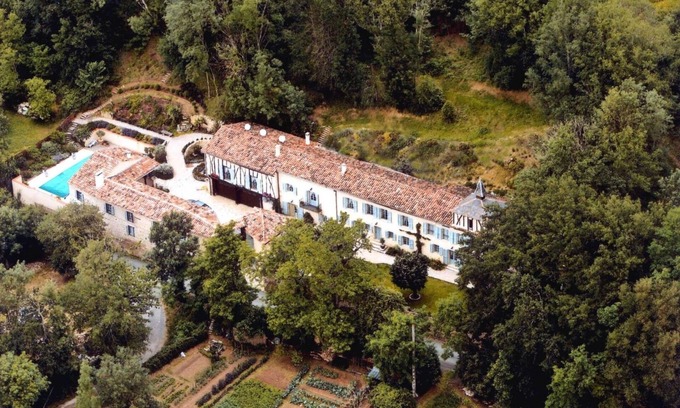 Castres House | Private residence in a 17th century French Estate with pool & beautiful gardens.