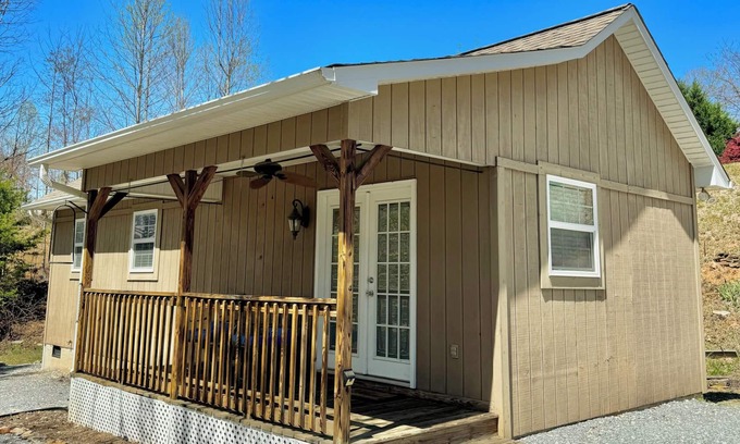 Marion Cottage | Private Resort Cabin in Gated Community at Lake James