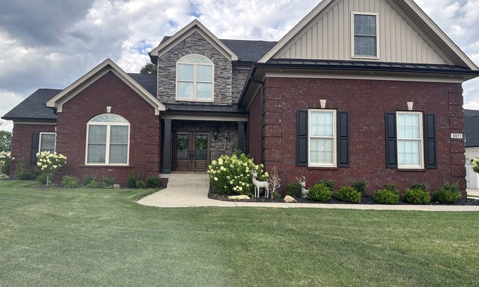 Buechel House | Private Resort - Luxury Pool & Pool House plus 4 bedroom home 13 miles to Derby
