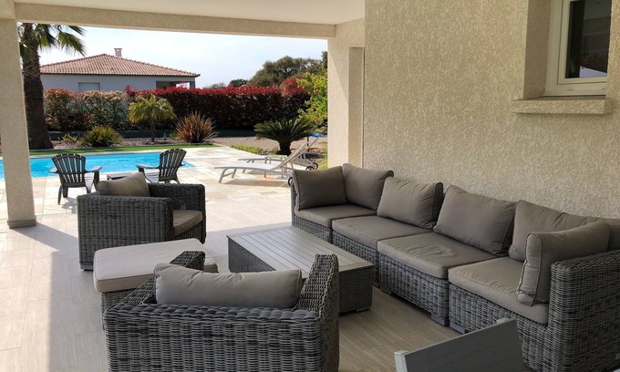 Cuttoli-Corticchiato House | Private room with pool access
