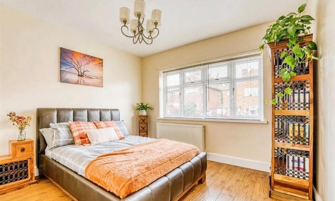 Birstall House | Private Room and Bathroom in Spacious Bungalow - Free Parking