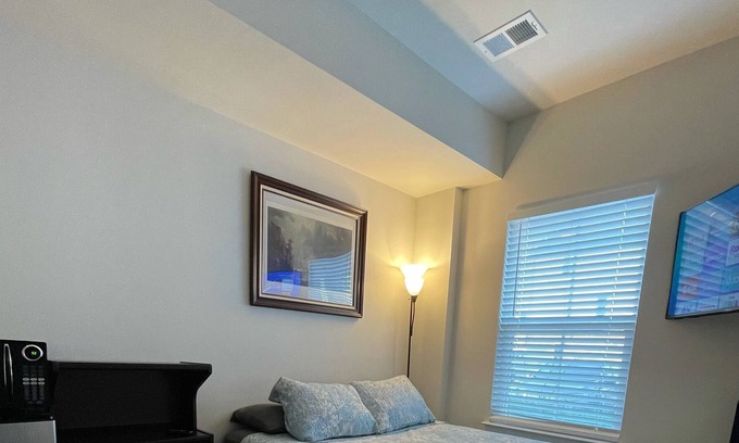 Glen Burnie House | Private Room - Creek Side