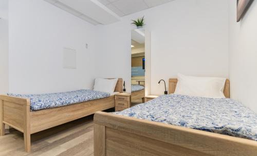 Ramstein-Miesenbach Apartment | Private room #5 with 2 beds, ground floor, AC, only 2min to RAB