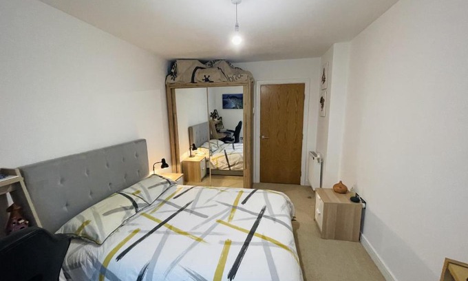 Faraday House | Private room in modern flat in great location