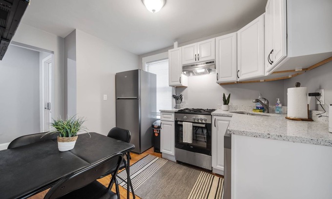 Columbus Park - Andrew Square Apartment | Private Room in Newly Updated Apt minutes to beach