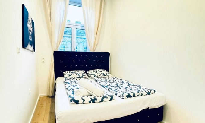 Liesing Apartment | Private Room; Just 11 Min Walk to Atzgersdorf Park