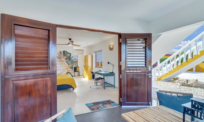 Kralendijk House | Private room with balcony (Ground Floor) - Boutique Hotel Wanapa