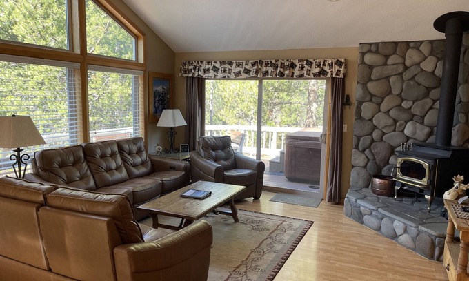 Sunriver House | Private, SHARC, Hot Tub, AC, Close to Fort Rock/River/Bike Path, Dog-friendly
