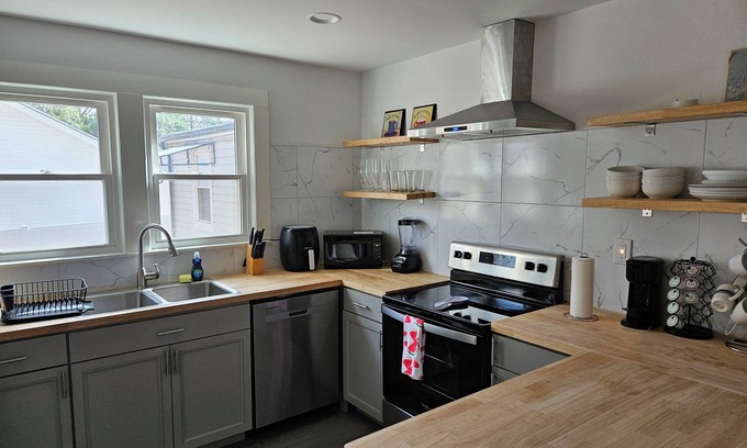 Oakdale House | Private Single Level Standalone House large lot