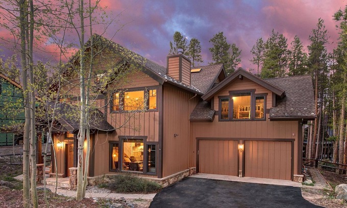 Warrior's Mark West House | Private Ski Home with 3 King 6 Queen Beds Ski In Out and Free Shuttle