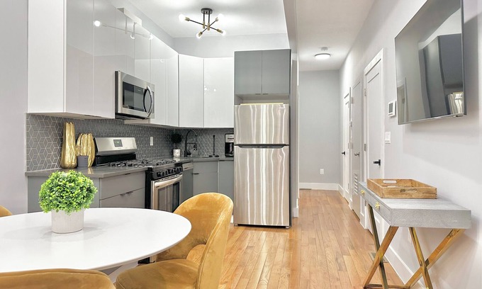 Mott Haven Apartment | Private Spacious 4beds/WD Townhouse mins to NYC Center w/Wifi and Central AC