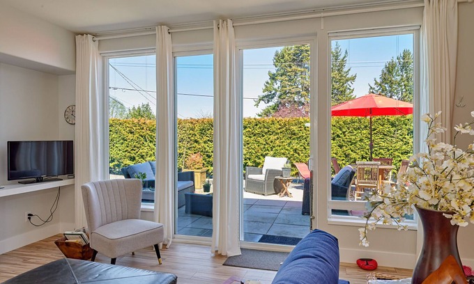 Regional District of Nanaimo House | Private! Spacious 1-BDRM Guesthouse steps from the beach in the Heart of QB!