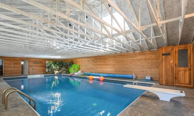 Carver House | Private Spacious Country Estate Guesthouse ★ Pool★ Sauna ★Game Room ★
