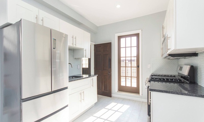 Spruce Hill House | Private, Spacious, Walk-out Deck, Free Parking, Luxury for 5-6 people. PENN.