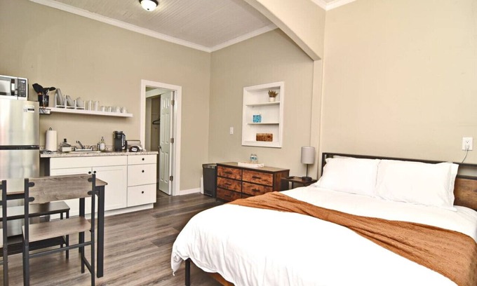 Winter Garden Apartment | Private Studio on the Bike Trail