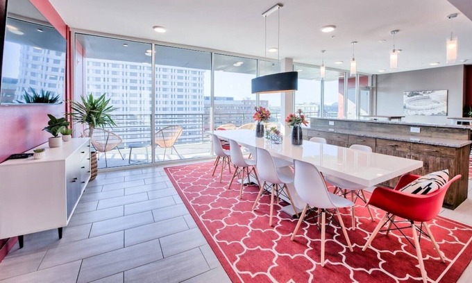 University District House | ✨Private Studio with Laundry Room⏺️Parking🚗Fitness Gym💪| Extended Stay Ready✨