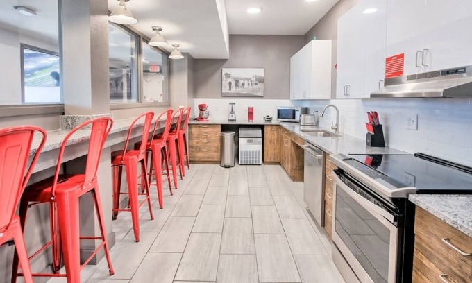 University District House | ✨Private Studio with Laundry Room⏺️Parking🚗Fitness Gym💪| Extended Stay Ready✨
