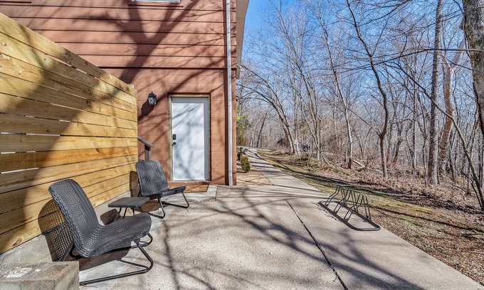 Bella Vista Apartment | Private Suite, Sleep and Bike- Seconds 2 trail! Private Basement Apartment.