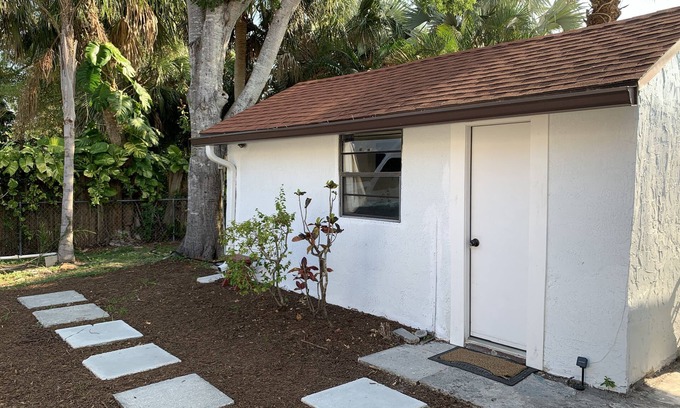 Melbourne Cottage | Private Tiny-Home, bath, mini kitchen, twinbed, desk, micro, FIT, MLB, 3m2 beach